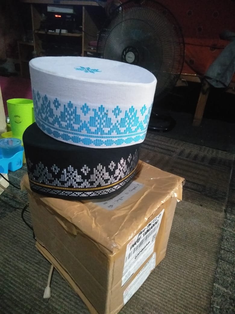 Peci songket melayu warna putih dan hitam